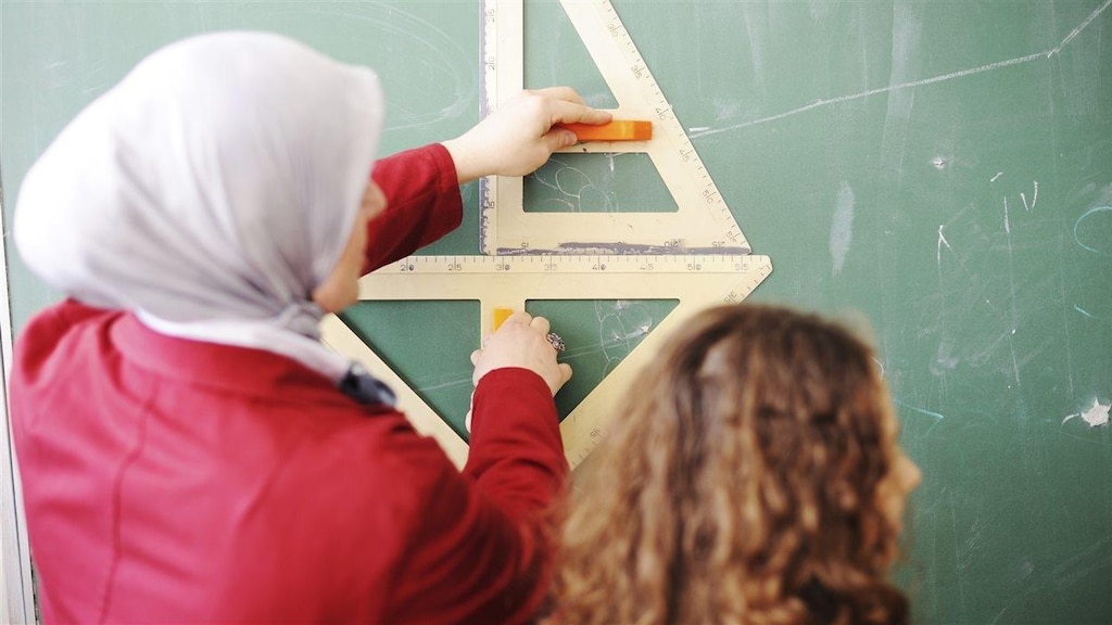 enseignante-voile-tableau-ecole-20260417-121538-69e286da46afa enseignante-voile-tableau-ecole-20260417-121538-69e286da46afa