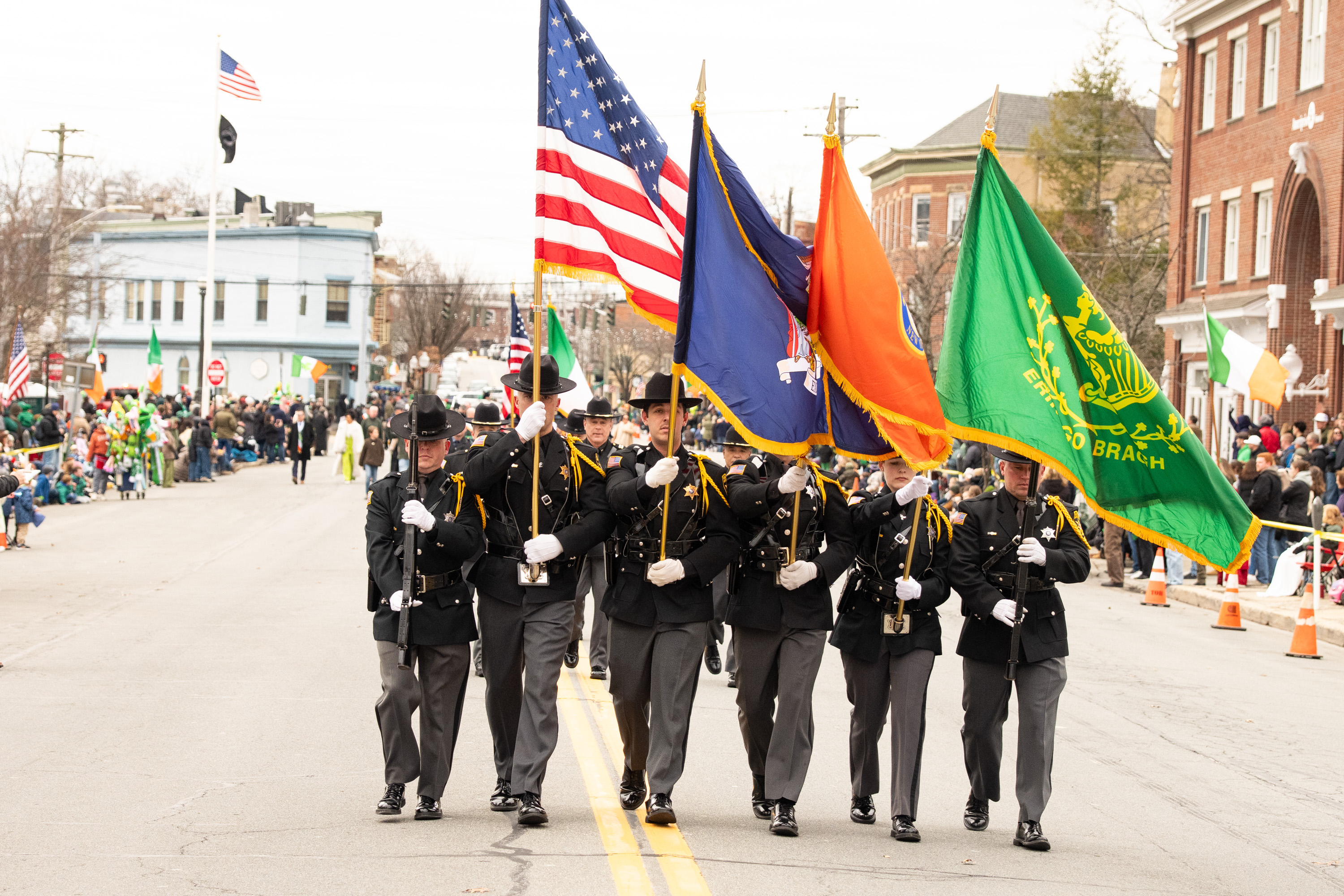 组图：纽约橙县圣派翠克游行 法轮功队伍受瞩目