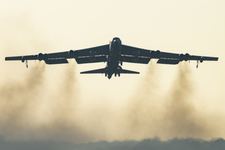 【重播】加拿大客机在纽约机场与消防车相撞事故现场