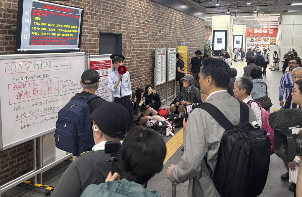 6月25日,在日本北部盛冈市的JR盛冈站,东日本铁路公司的一名车站工作人员正在通报因地震而暂停的列车服务情况。美联社 6月25日,在日本北部盛冈市的JR盛冈站,东日本铁路公司的一名车站工作人员正在通报因地震而暂停的列车服务情况。美联社