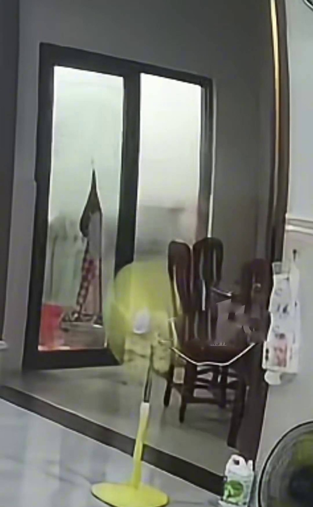 广东妇入厨房不久就发生爆炸。 广东妇入厨房不久就发生爆炸。