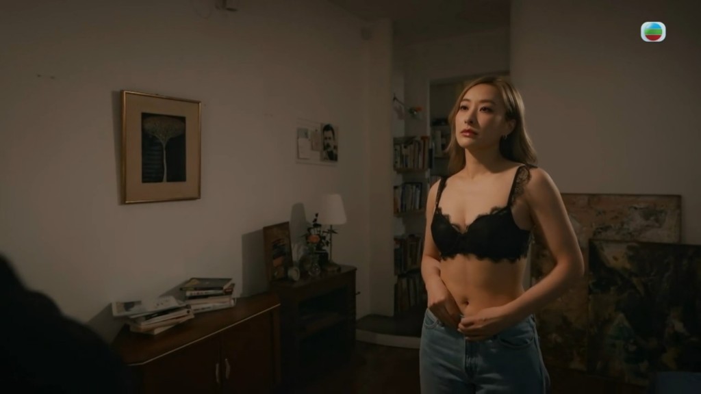 陈滢先露出黑bra。 陈滢先露出黑bra。