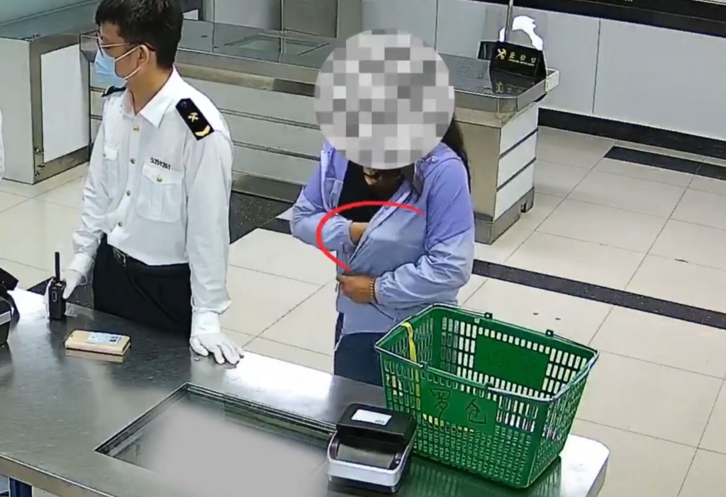 女子被查时趁机在内裤掏出银砖丢落地上，企图脱身。海关发布