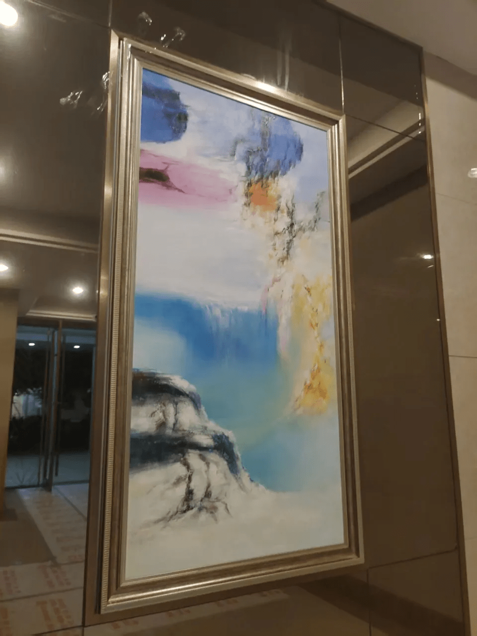业主反映大堂的挂画不稳固,物业管理方仅用胶纸粘住。 业主反映大堂的挂画不稳固,物业管理方仅用胶纸粘住。