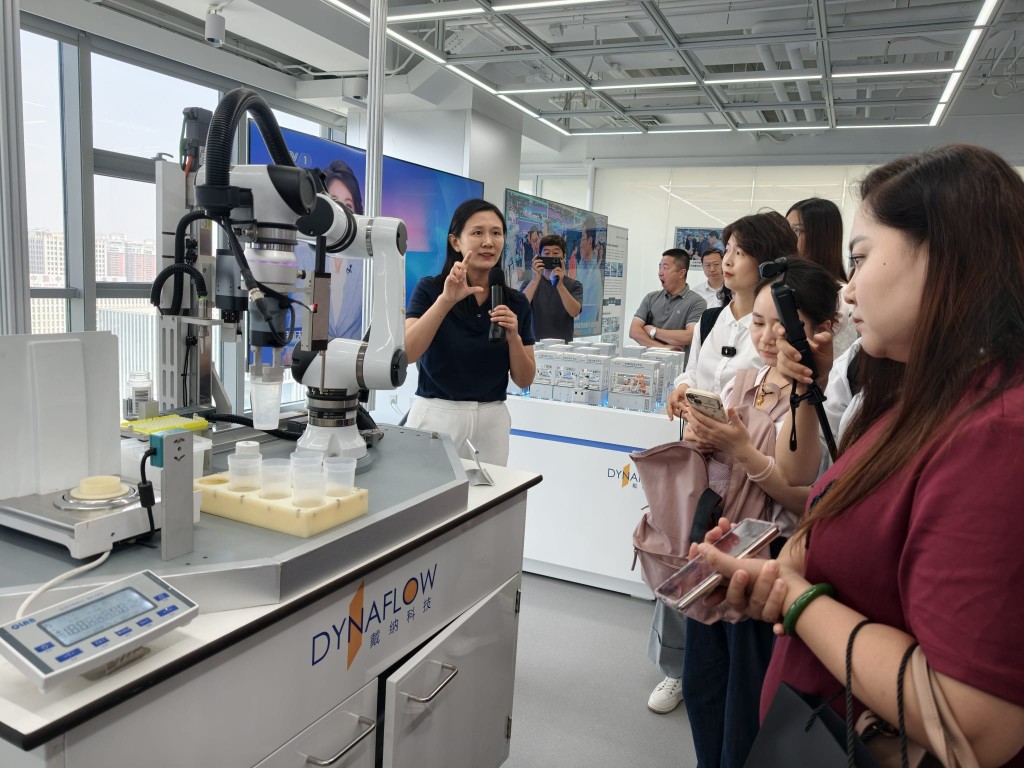 “黑灯实验室”可长时间开展高精准、高重复性的实验操作。杨浚源摄 “黑灯实验室”可长时间开展高精准、高重复性的实验操作。杨浚源摄