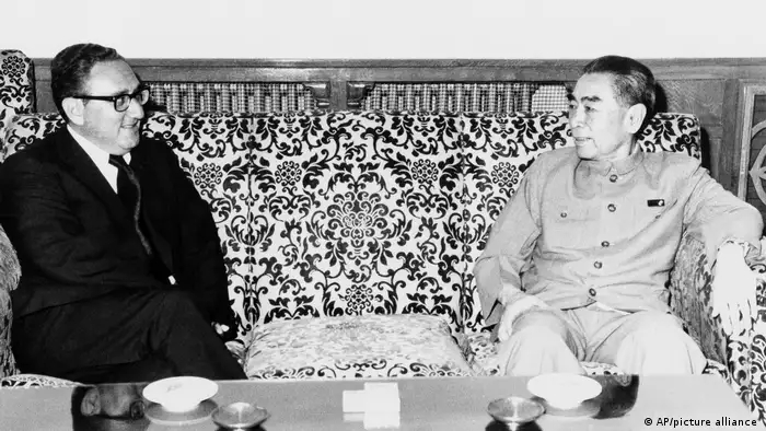 1971年基辛格多次密访中国，促成中美建交。