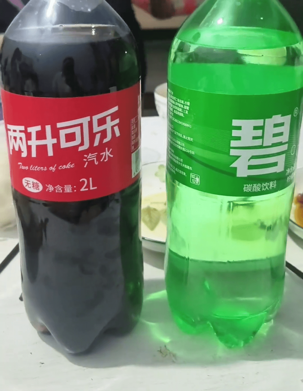 女网友拍片分享老爷5蚊买的“两升可乐”和“汽碧”,笑到停不了。 抖音 女网友拍片分享老爷5蚊买的“两升可乐”和“汽碧”,笑到停不了。 抖音
