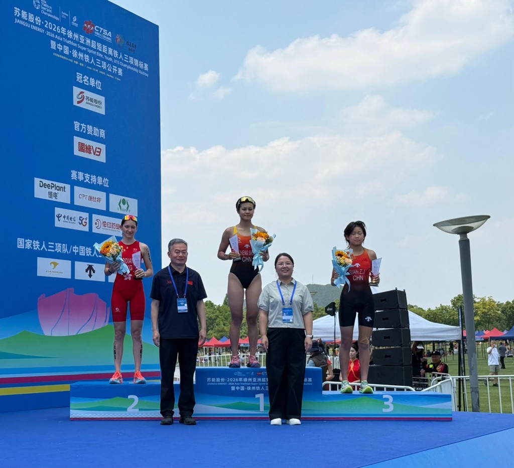 Sarah Modiano (左)夺得女子青年组个人赛银牌。香港三铁总会提供 Sarah Modiano (左)夺得女子青年组个人赛银牌。香港三铁总会提供