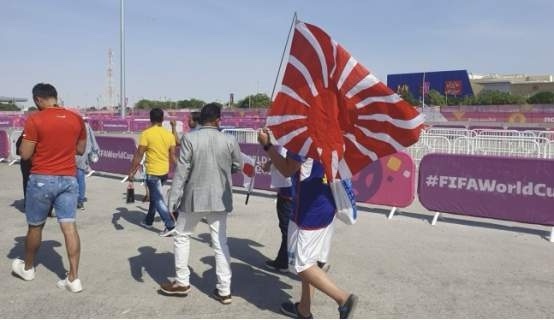 有日本球迷被指带“旭日旗”入场。微博@JR体角日记 有日本球迷被指带“旭日旗”入场。微博@JR体角日记