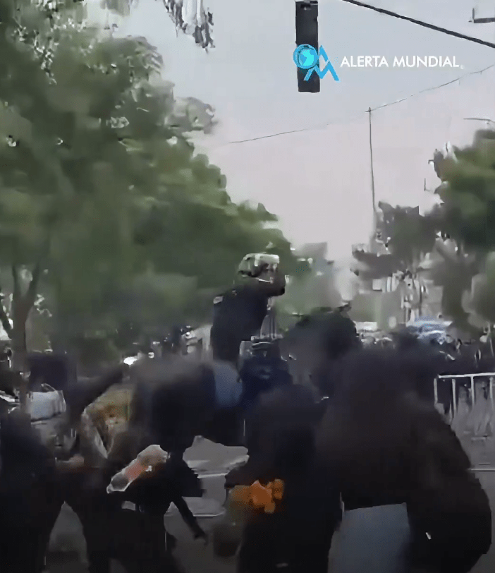 2026世界杯开幕战揭幕后，阿兹特克体育场外屡见警民冲突。Antifa_Ultras@X/DudekPL4@X 
