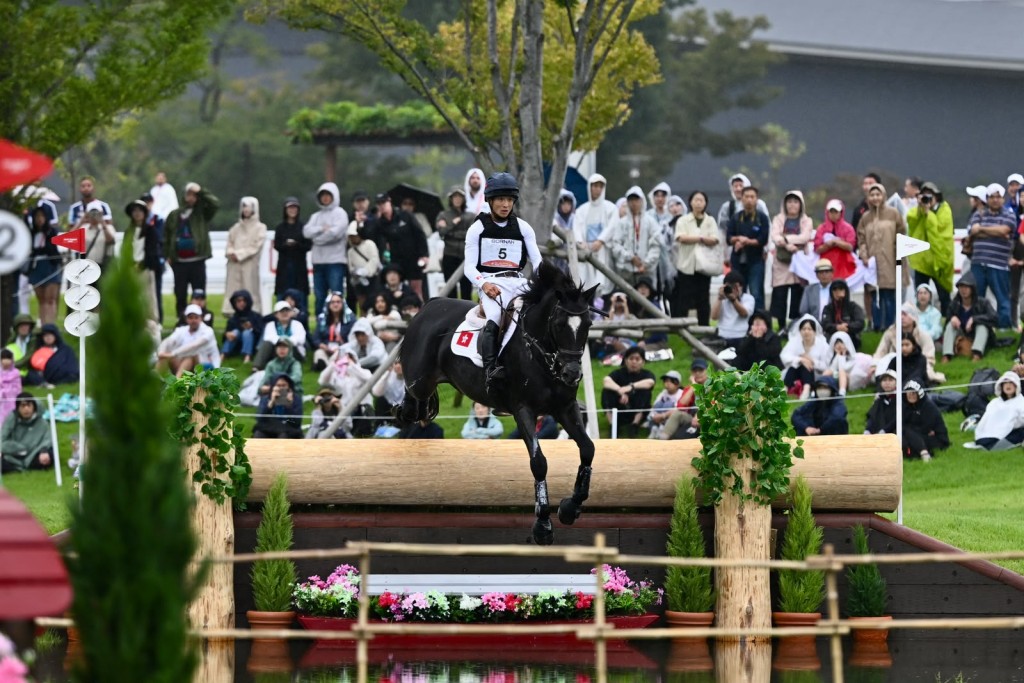 马术越野障碍赛: 苏昱轩 - 2026名古屋亚运。刘骏轩摄 马术越野障碍赛: 苏昱轩 - 2026名古屋亚运。刘骏轩摄