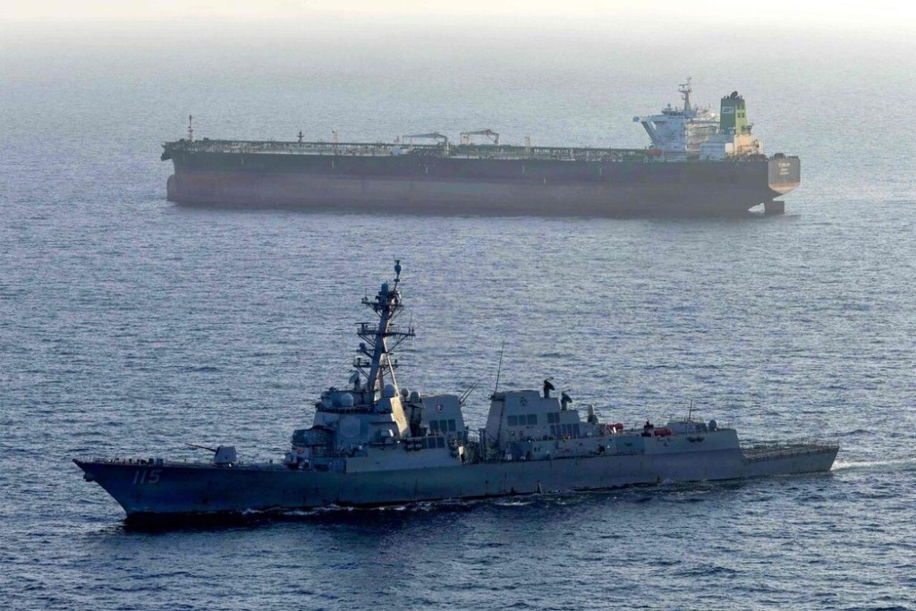 美国海军驱逐舰“佩罗塔号”于4月26日对悬挂伊朗国旗的原油油轮“溪流号”执行海上封锁任务。法新社 美国海军驱逐舰“佩罗塔号”于4月26日对悬挂伊朗国旗的原油油轮“溪流号”执行海上封锁任务。法新社