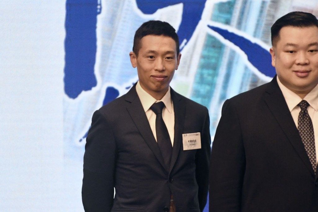 香港顶尖华人骑师何泽尧成功入选“十大杰出青年选举2026”,成为历来首位获选“十大杰出青年”的华人骑师。杨骏尧摄 香港顶尖华人骑师何泽尧成功入选“十大杰出青年选举2026”,成为历来首位获选“十大杰出青年”的华人骑师。杨骏尧摄
