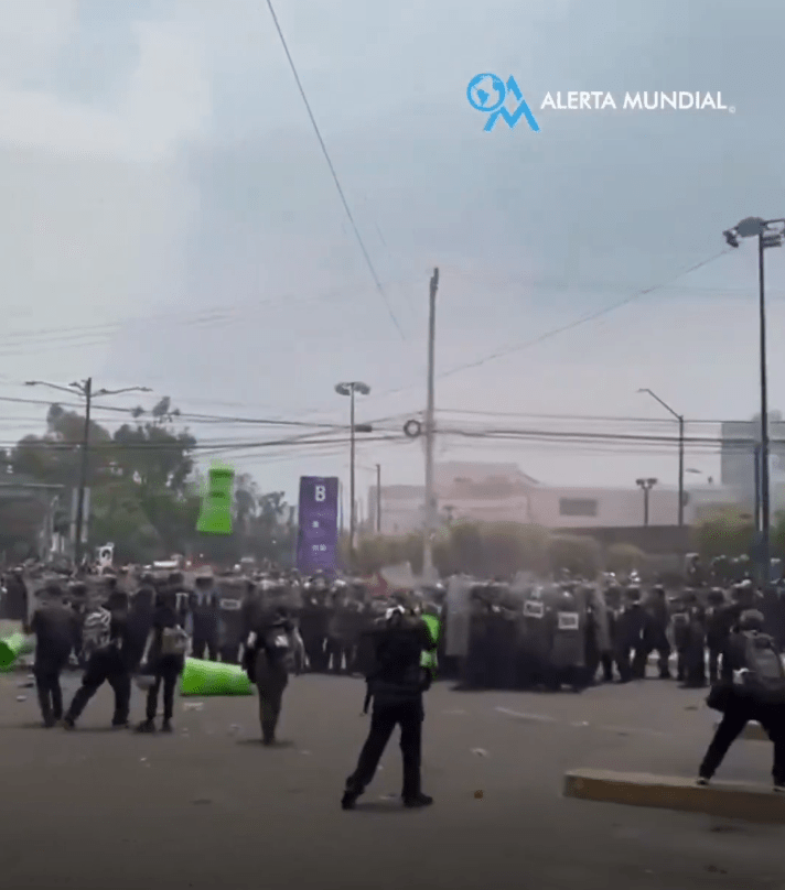 2026世界杯开幕战揭幕后，阿兹特克体育场外屡见警民冲突。Antifa_Ultras@X/DudekPL4@X 