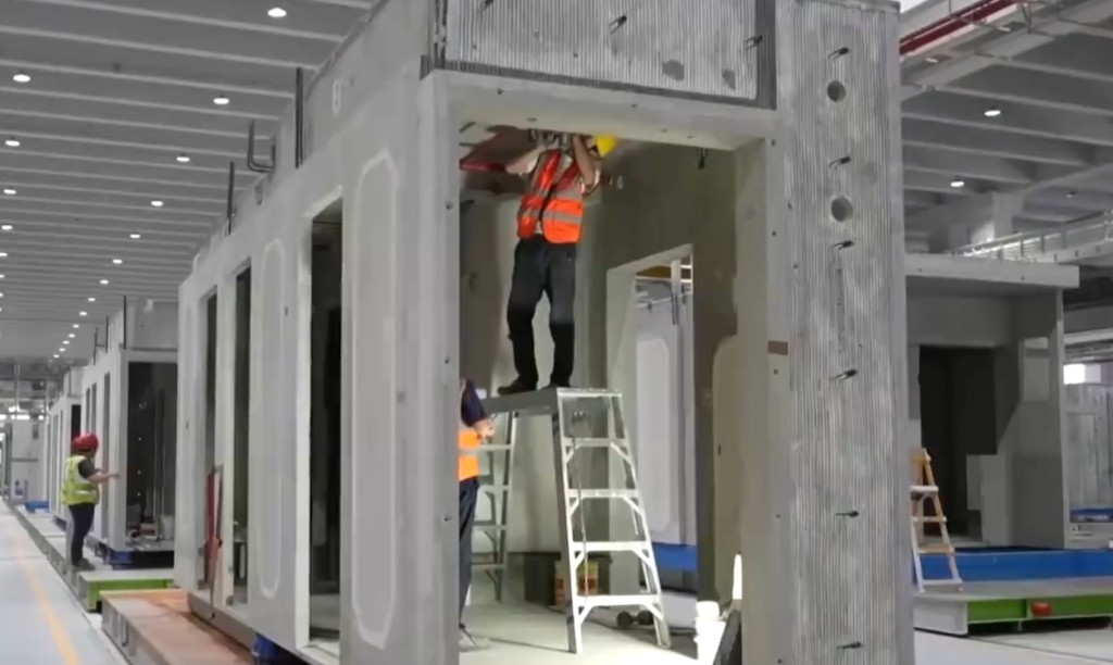 广东深圳一智能建造产业园有4层楼高的立体工厂在忙碌生产。央视新闻 广东深圳一智能建造产业园有4层楼高的立体工厂在忙碌生产。央视新闻