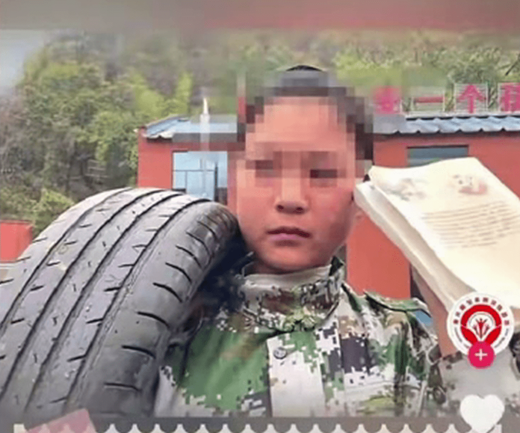 18岁女高考失利被送入教育基地,男友追踪拍下学员遭教官骑住狂殴。 18岁女高考失利被送入教育基地,男友追踪拍下学员遭教官骑住狂殴。