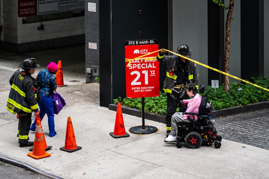 纽约曼哈顿一楝大厦钢梁出现变形,当局要紧急实施疏散。美联社 纽约曼哈顿一楝大厦钢梁出现变形,当局要紧急实施疏散。美联社