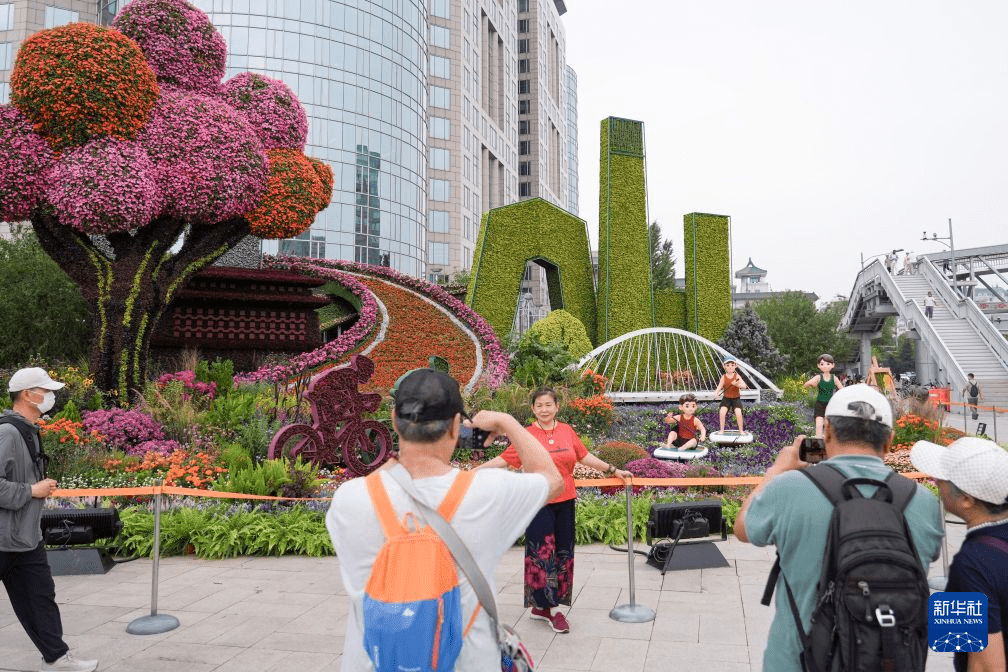 10组不同主题的立体花坛,分布北京长安街沿路,成为国庆打卡热点。新华社 10组不同主题的立体花坛,分布北京长安街沿路,成为国庆打卡热点。新华社