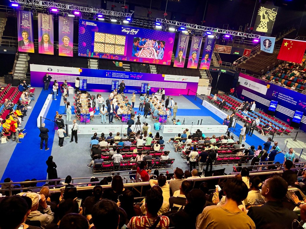 搬走了大部份棋枱后,不少观众都能坐在靠近比赛枱的座位上。徐嘉华摄 搬走了大部份棋枱后,不少观众都能坐在靠近比赛枱的座位上。徐嘉华摄