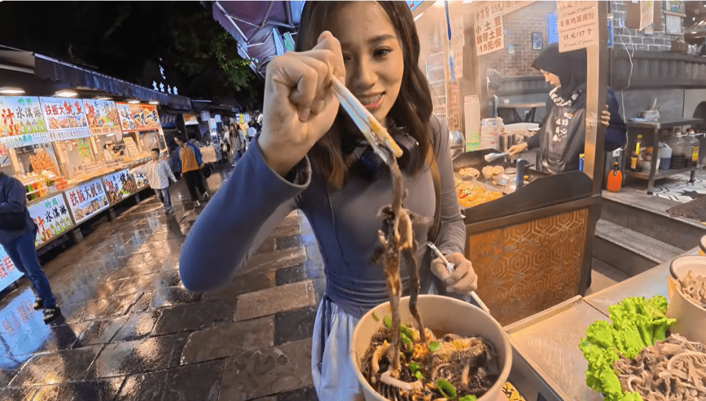 “20元麻辣烫”引爆辱华风波,英网红偷拍约会西安女教师。 “20元麻辣烫”引爆辱华风波,英网红偷拍约会西安女教师。