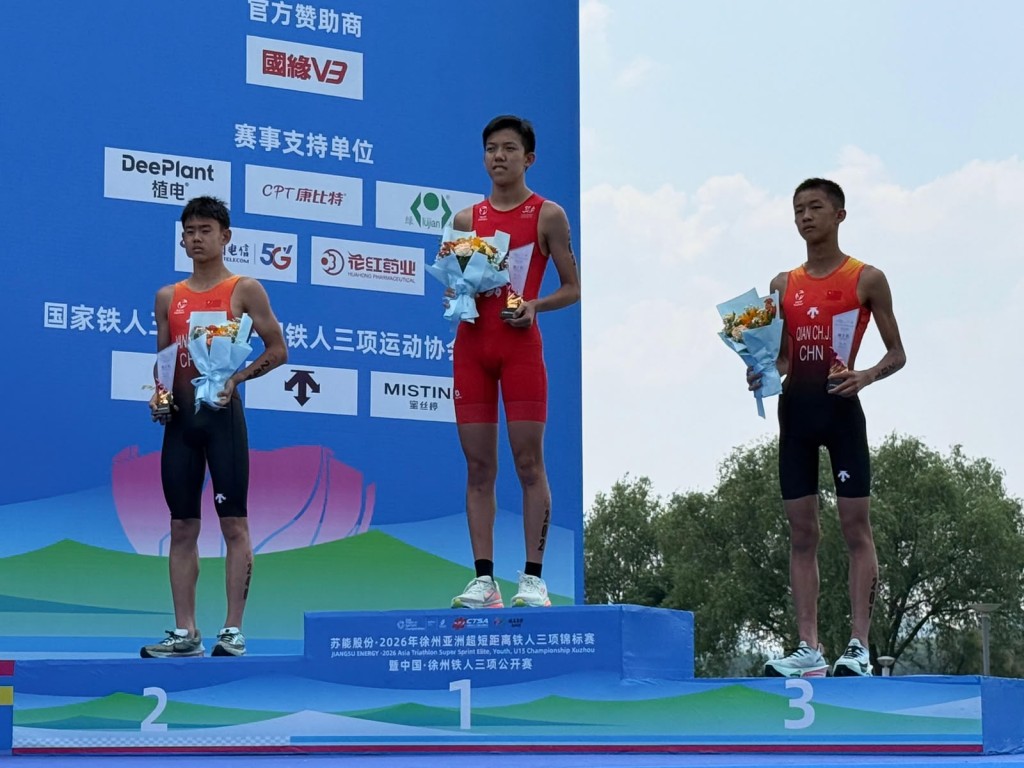 青年组金牌得主温泽仁(中) 成功卫冕冠军。香港三铁总会提供 青年组金牌得主温泽仁(中) 成功卫冕冠军。香港三铁总会提供