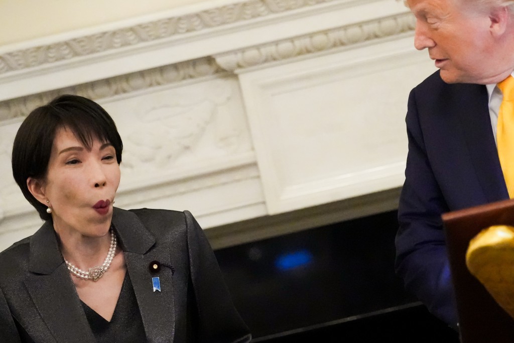 今年3月,日本首相高市早苗访美,传媒拍下其趣怪表情。美联社 今年3月,日本首相高市早苗访美,传媒拍下其趣怪表情。美联社