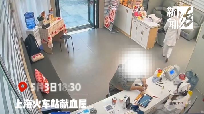 王某某因遗失手机，在捐血时趁护士未注意，偷走对方手机补数。新闻坊