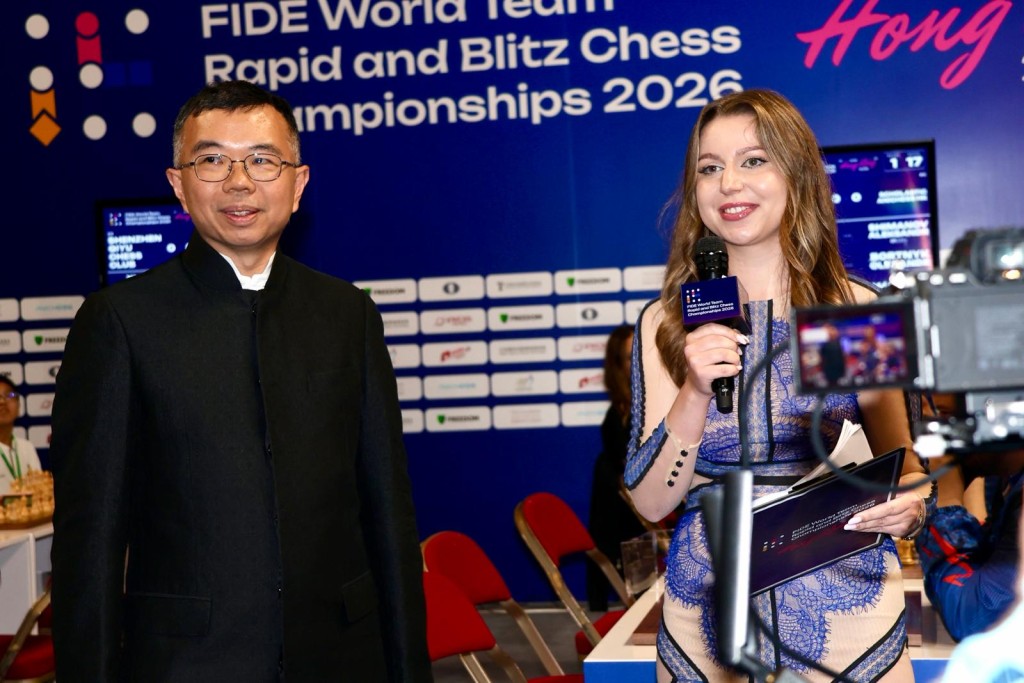 林景蔚(左)周三在FIDE世界团体快棋超快棋国际象棋锦标赛的开幕礼担任司仪。徐嘉华摄 林景蔚(左)周三在FIDE世界团体快棋超快棋国际象棋锦标赛的开幕礼担任司仪。徐嘉华摄