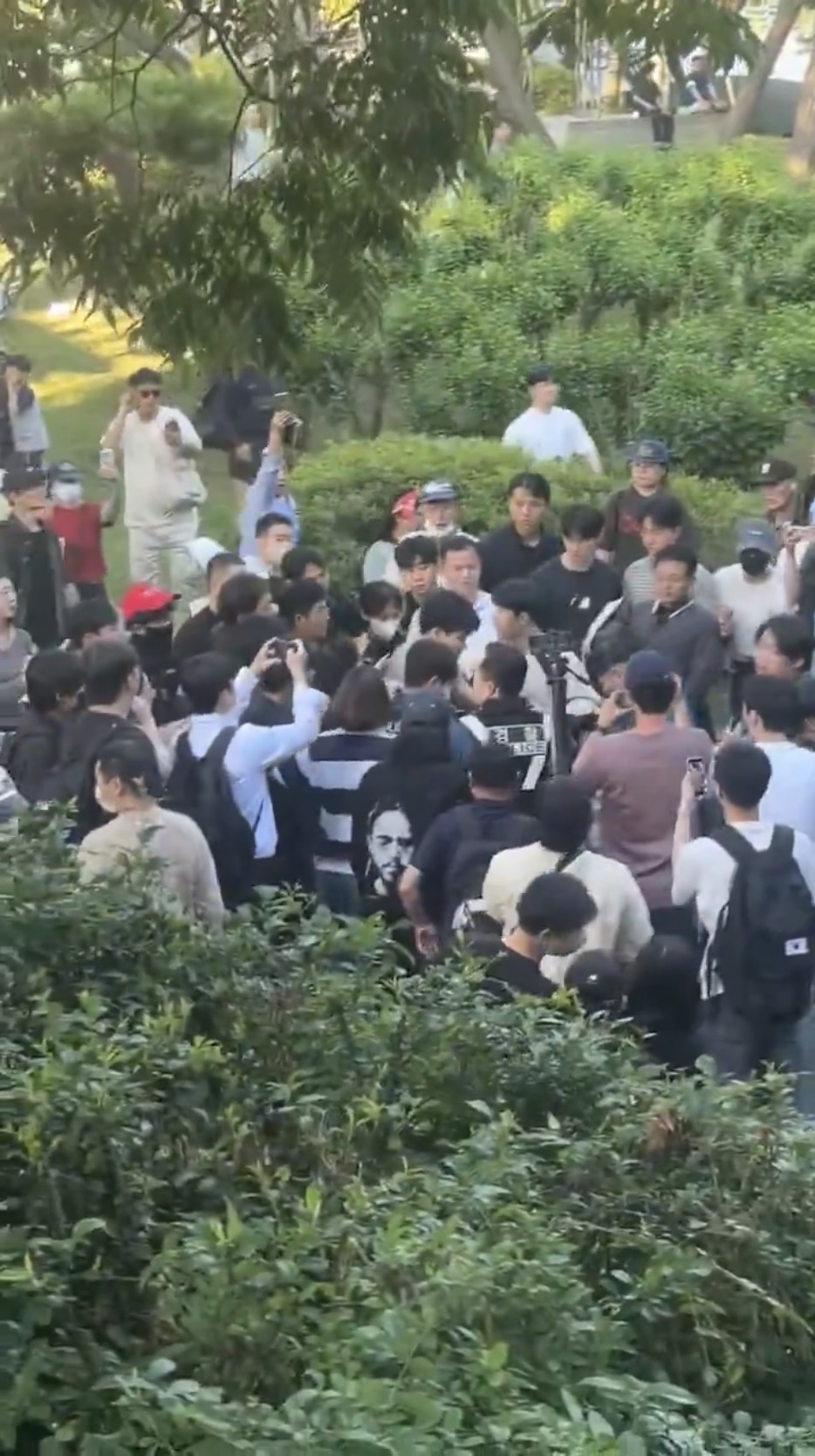 网民指JTBC女记者试图翻窗逃跑时被示威者&ldquo;抓获&rdquo;，现场一片混乱。 X@wzwcxx