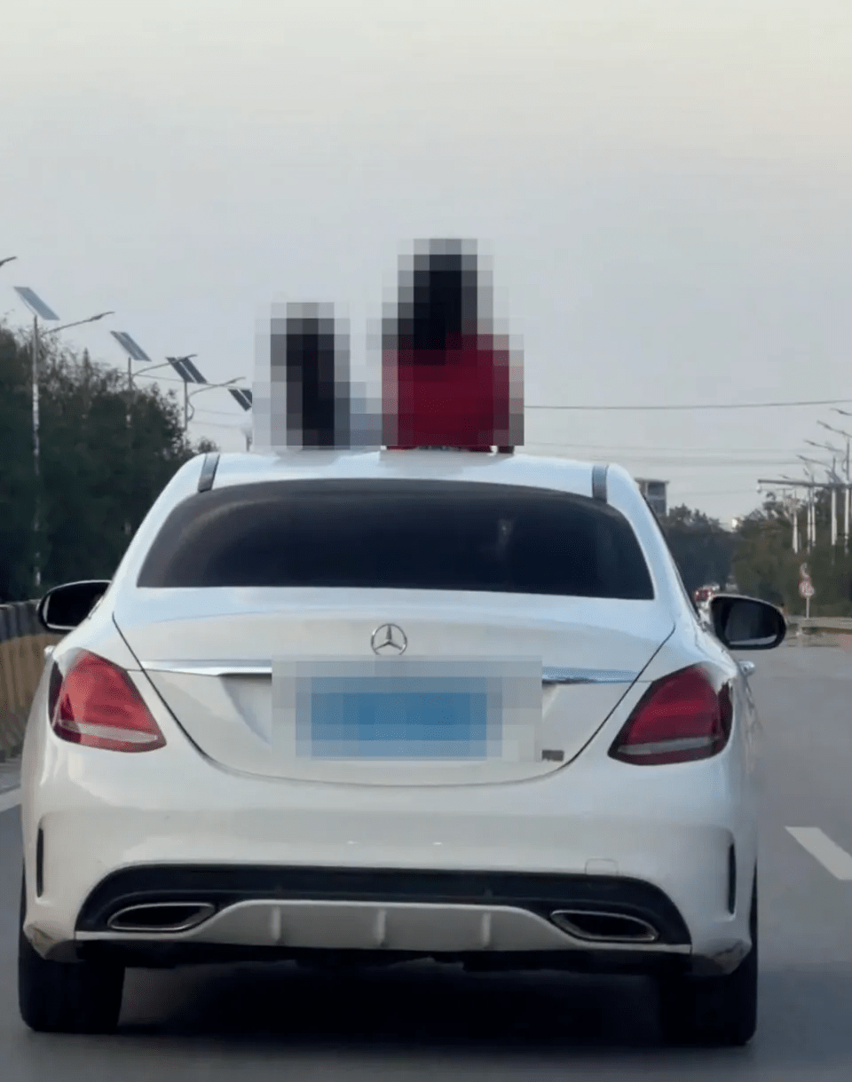 西安Benz两女童“出天窗”被后车拍下检举。 西安交警 西安Benz两女童“出天窗”被后车拍下检举。 西安交警