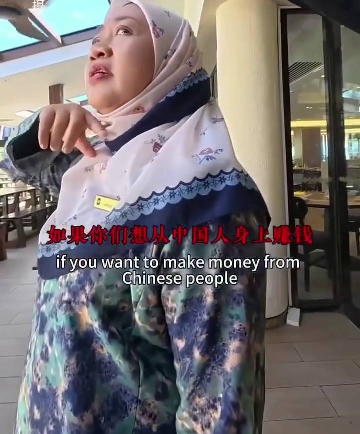 内地男质问:“如果你们想赚中国人的钱,请悬挂中国国旗!” 内地男质问:“如果你们想赚中国人的钱,请悬挂中国国旗!”