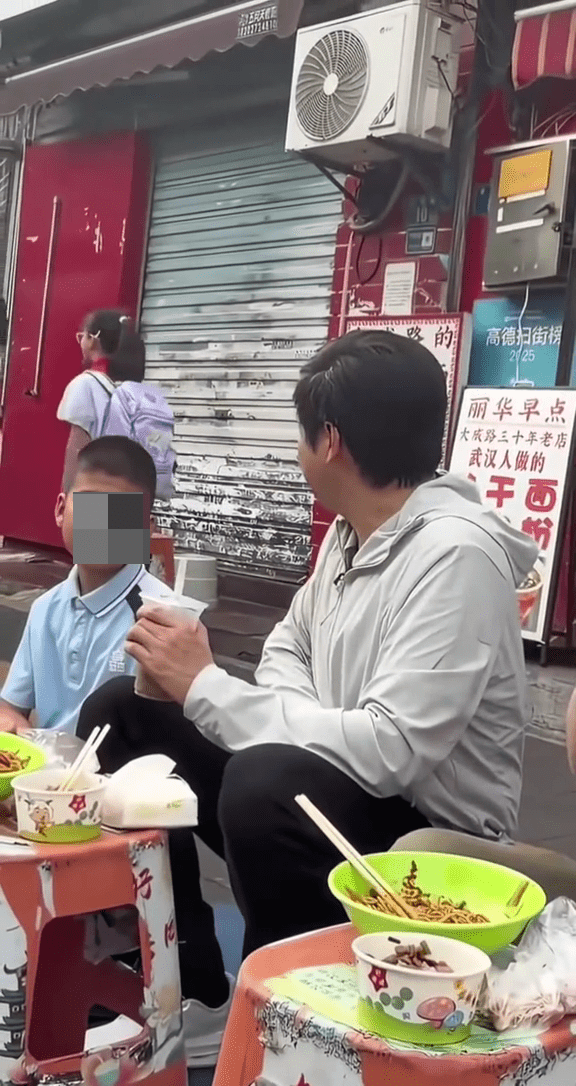 雷军问女孩:“要不要一起来吃?”但女孩完全不理会。 雷军问女孩:“要不要一起来吃?”但女孩完全不理会。