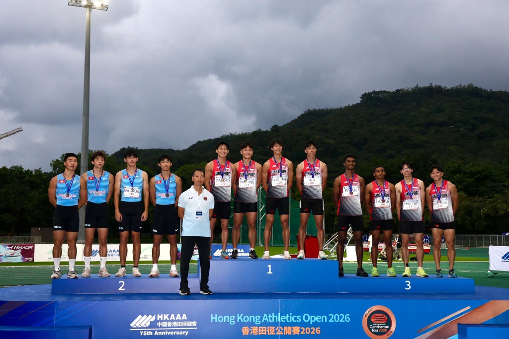 男子4x100米接力跑颁奖礼,香港队(左)得银牌。徐嘉华摄 男子4x100米接力跑颁奖礼,香港队(左)得银牌。徐嘉华摄