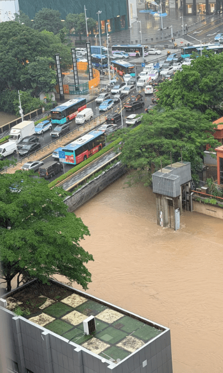深圳18日暴雨致多地水浸。 抖音 深圳18日暴雨致多地水浸。 抖音