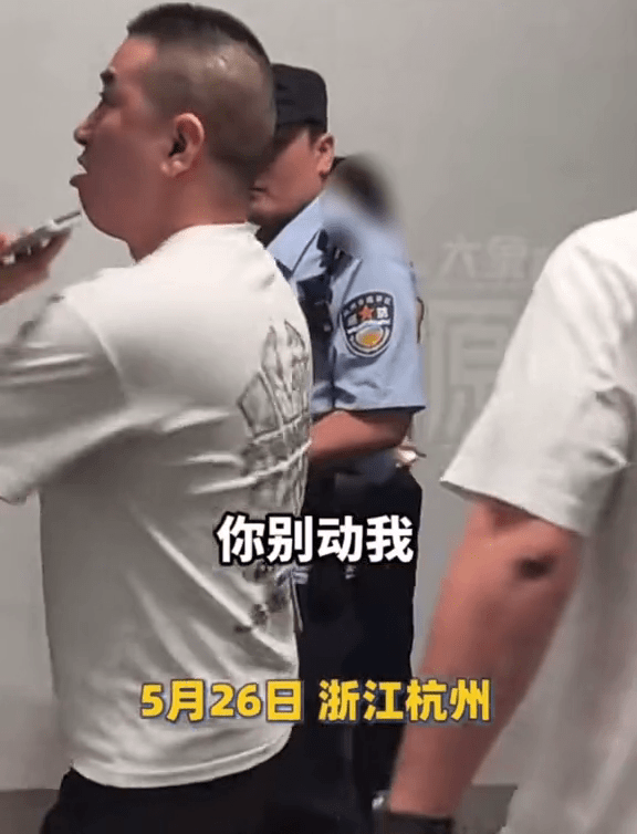 非法代孕机构的职员与警对峙。 大象新闻 非法代孕机构的职员与警对峙。 大象新闻