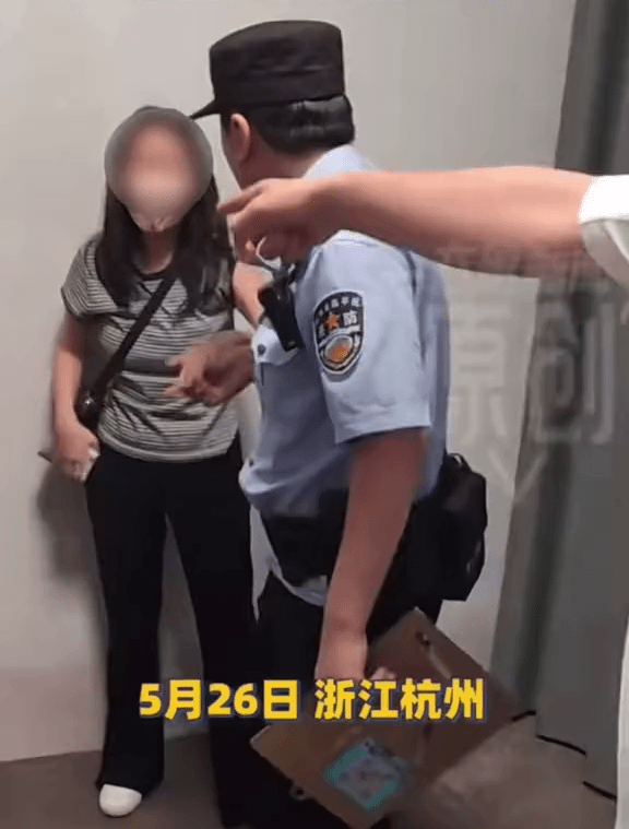 即使现场有公安人员,女记者仍被非法代孕机构的职员围攻。 大象新闻 即使现场有公安人员,女记者仍被非法代孕机构的职员围攻。 大象新闻