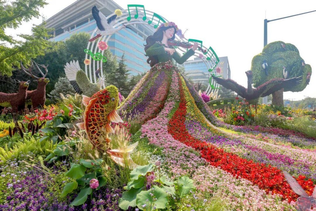 10组不同主题的立体花坛,分布北京长安街沿路,成为国庆打卡热点。央视 10组不同主题的立体花坛,分布北京长安街沿路,成为国庆打卡热点。央视