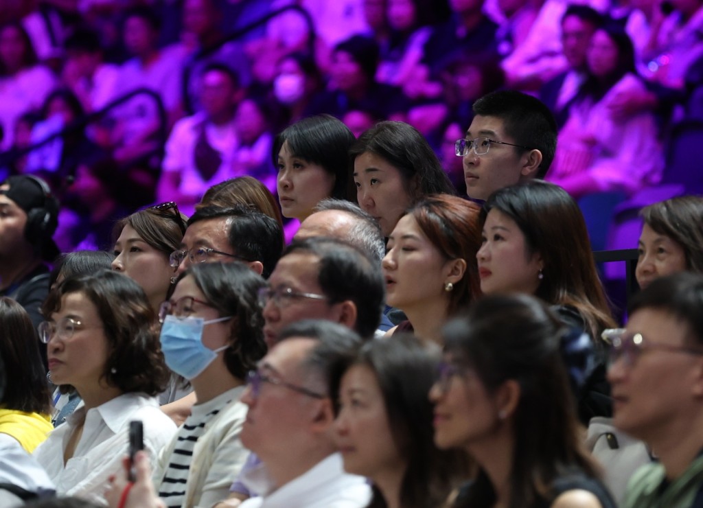 赵蕊蕊(后排左一) 低调坐在观众席上支持中国队。徐嘉华摄 赵蕊蕊(后排左一) 低调坐在观众席上支持中国队。徐嘉华摄