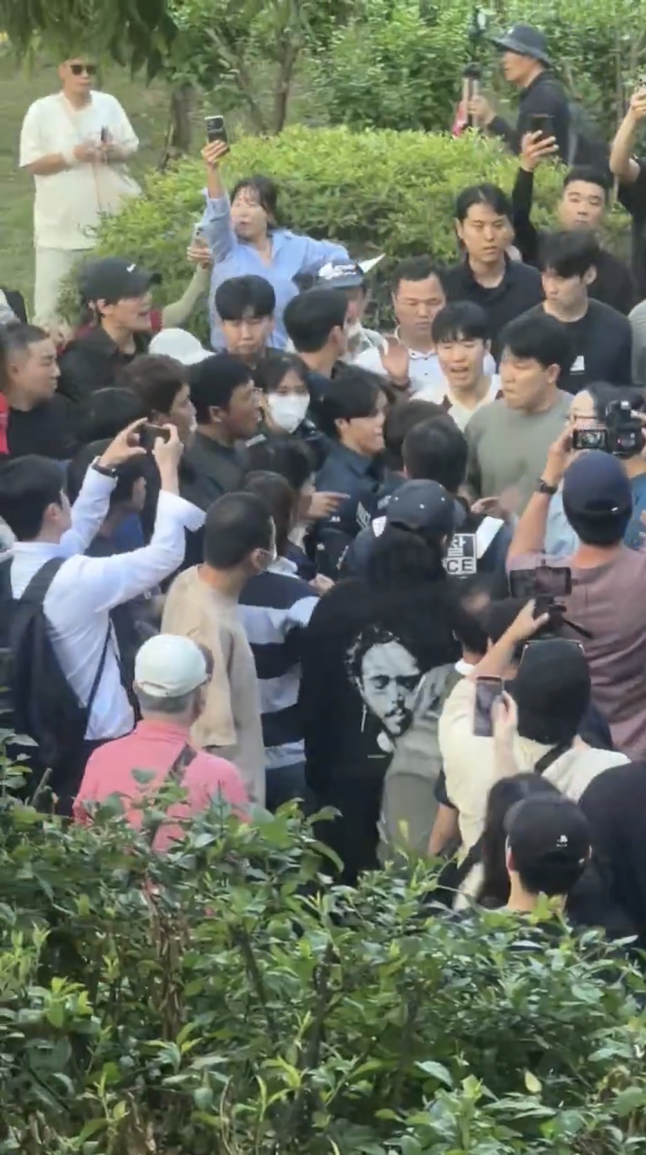 网民指JTBC女记者试图翻窗逃跑时被示威者&ldquo;抓获&rdquo;，现场一片混乱。 X@wzwcxx