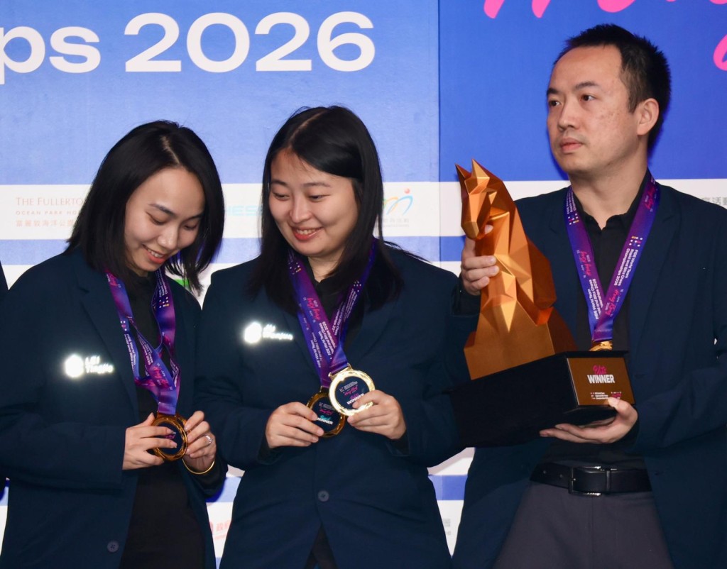 2位女将居文君(中)及雷挺婕(左),也忍不住要看清楚手上这2面意义重大的金牌。徐嘉华摄 2位女将居文君(中)及雷挺婕(左),也忍不住要看清楚手上这2面意义重大的金牌。徐嘉华摄