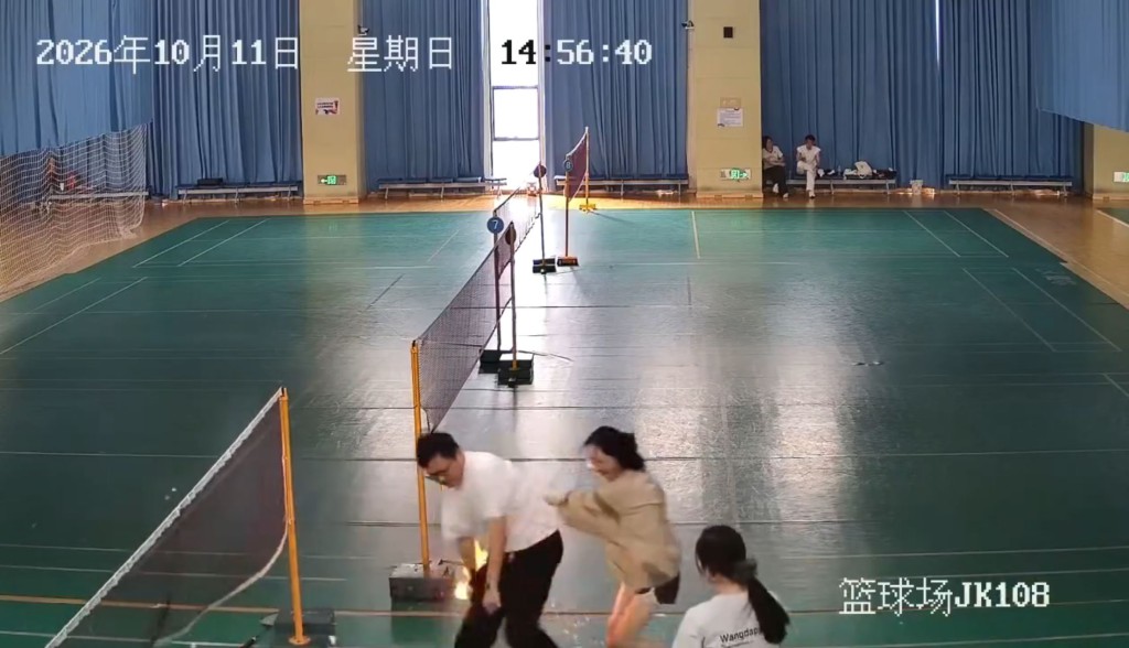 湖北汉手机放裤袋打羽毛球，跌倒爆炸火烧后栏重伤。