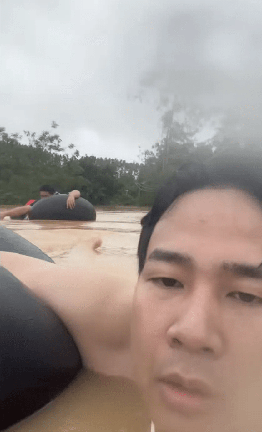 游泳途中的谢先生。 游泳途中的谢先生。