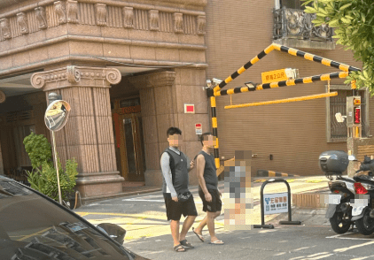 女童被迫挂著一张写有“小偷”、“畜生”字眼纸牌行走于街头。Threads 女童被迫挂著一张写有“小偷”、“畜生”字眼纸牌行走于街头。Threads