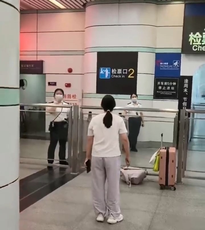 女子错过验票时间无法登车。微博@填鸭式教育受害者 女子错过验票时间无法登车。微博@填鸭式教育受害者