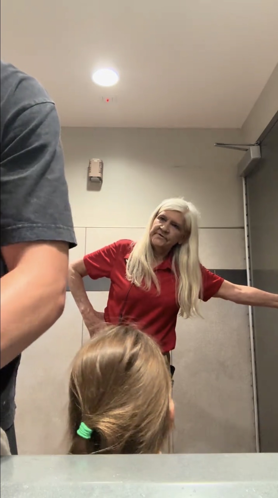 加油站女职员帮忙挡门,让布罗德斯基慢慢帮另一个女儿洗手。 TikTok@tylerbrodsky2 加油站女职员帮忙挡门,让布罗德斯基慢慢帮另一个女儿洗手。 TikTok@tylerbrodsky2