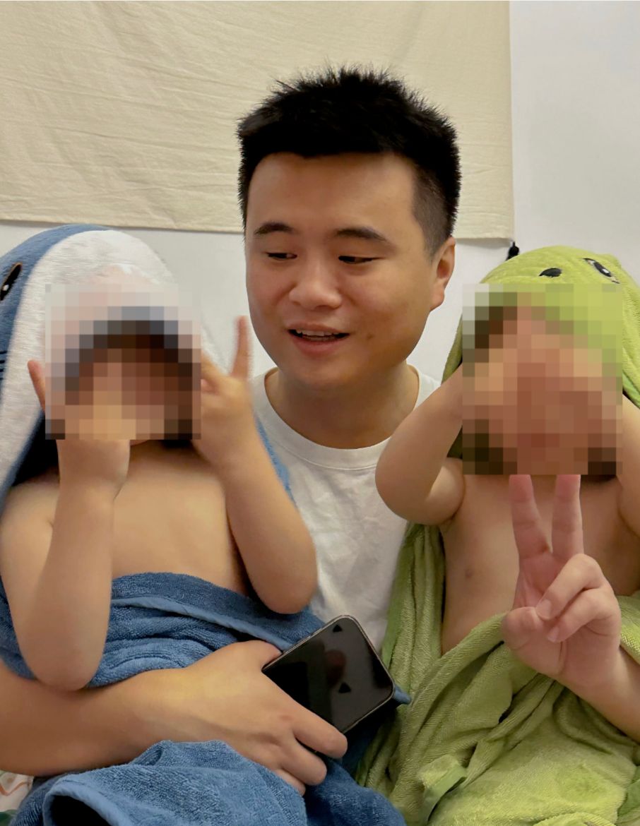 36岁的董端当日陪同大儿子参赛。红星新闻