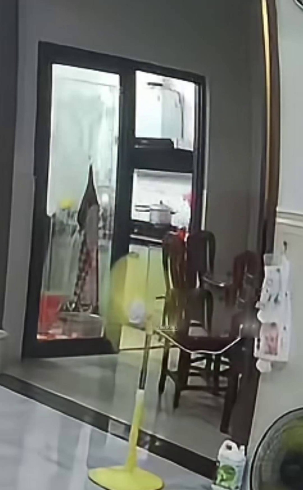 广东妇入厨房不久就发生爆炸。 广东妇入厨房不久就发生爆炸。