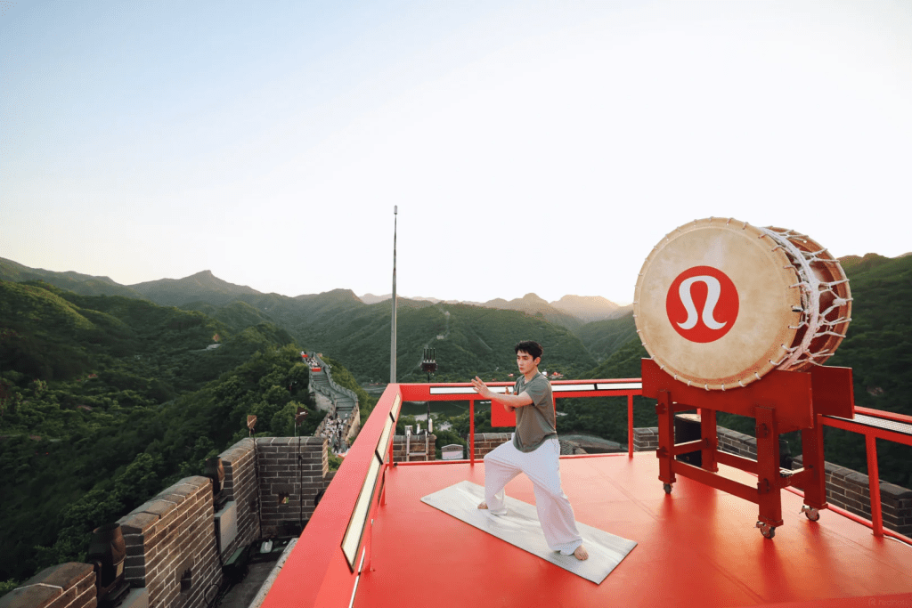 lululemon长城活动陷“太鼓”风波,朱一龙击鼓表演被指涉文化争议。 lululemon长城活动陷“太鼓”风波,朱一龙击鼓表演被指涉文化争议。