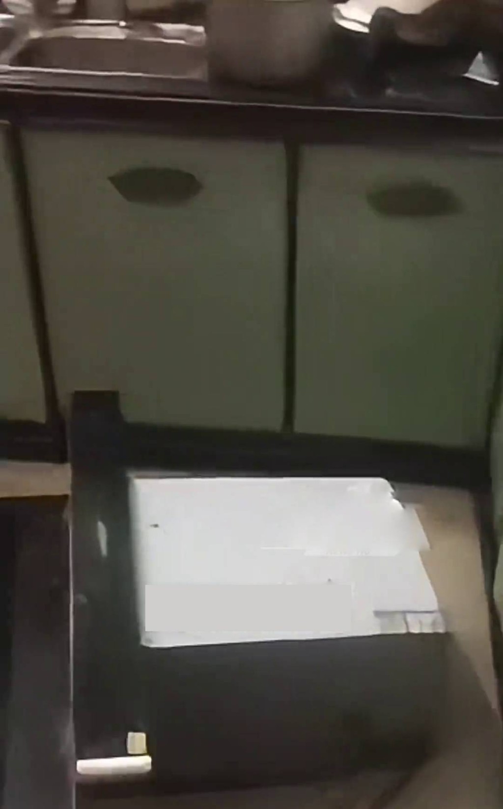 厨房抽油烟机炸飞。 厨房抽油烟机炸飞。