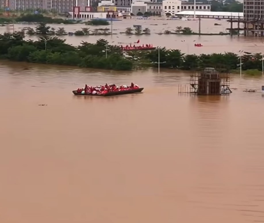 当局出动“水上救援航母”,有获救者激动落泪。新华社 当局出动“水上救援航母”,有获救者激动落泪。新华社